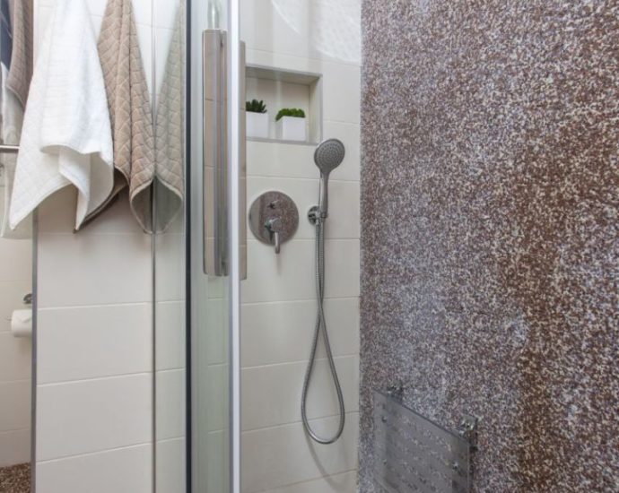 Kamenný koberec sprchový kout