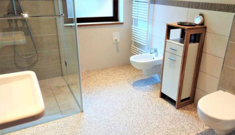 Kamenný koberec v koupelne